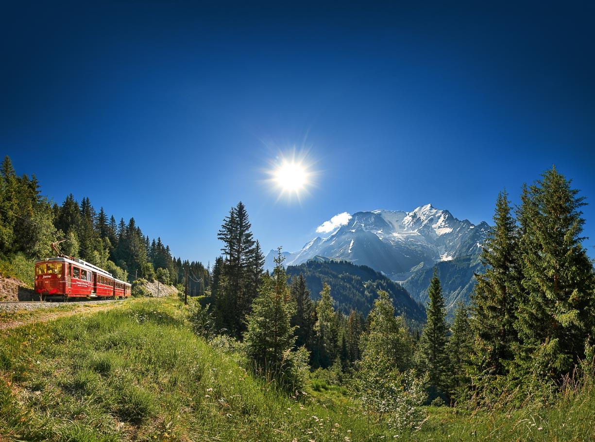 Le Tramway du Mont-Blanc offre des vues unique sur les Aiguilles de Chamonix et les Dômes de Miage © OT Saint-Gervais Bernard Tartinville