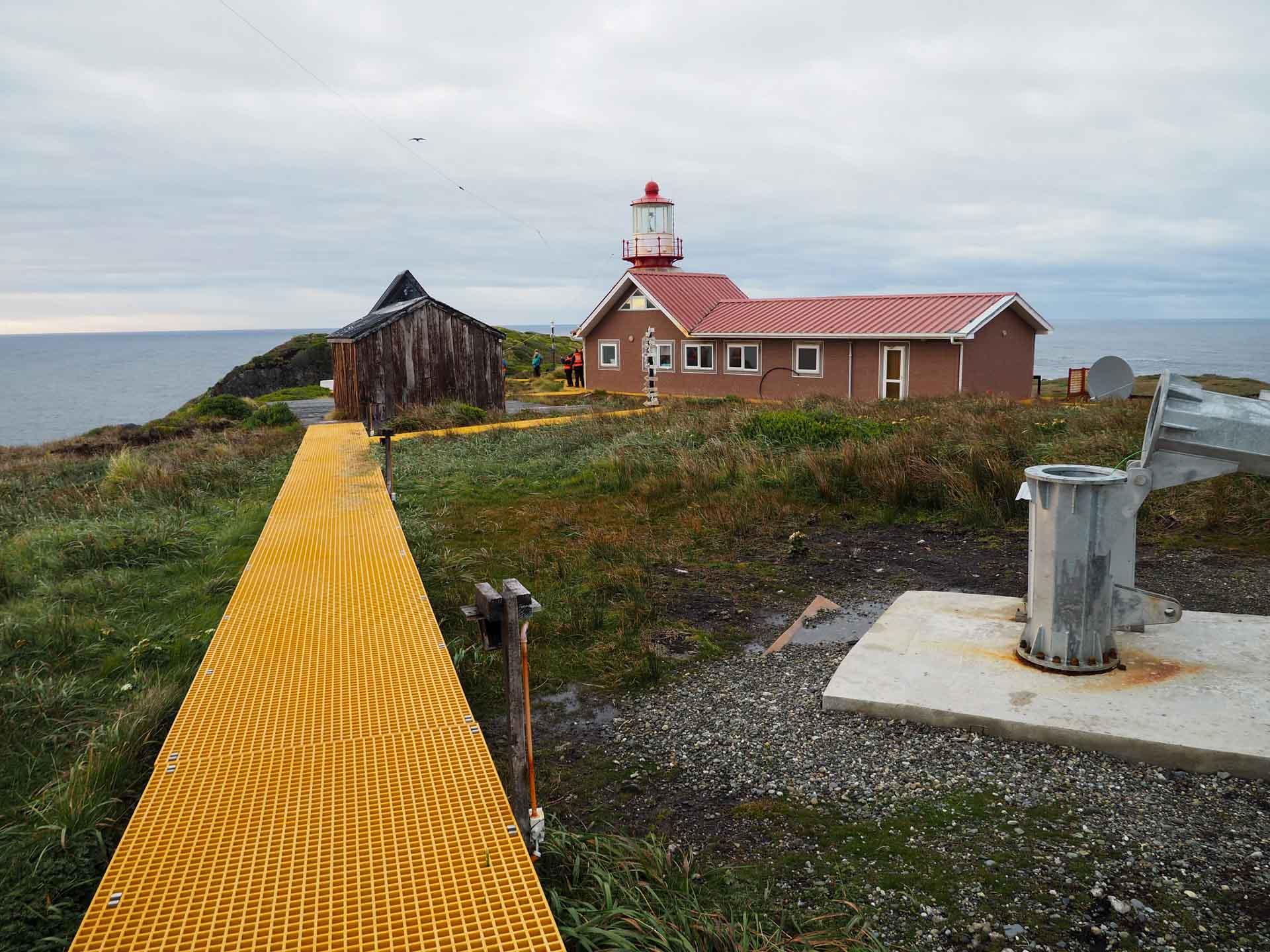 Phare et petite église sur le Cap Horn tôt le matin ©Hervé Moreau