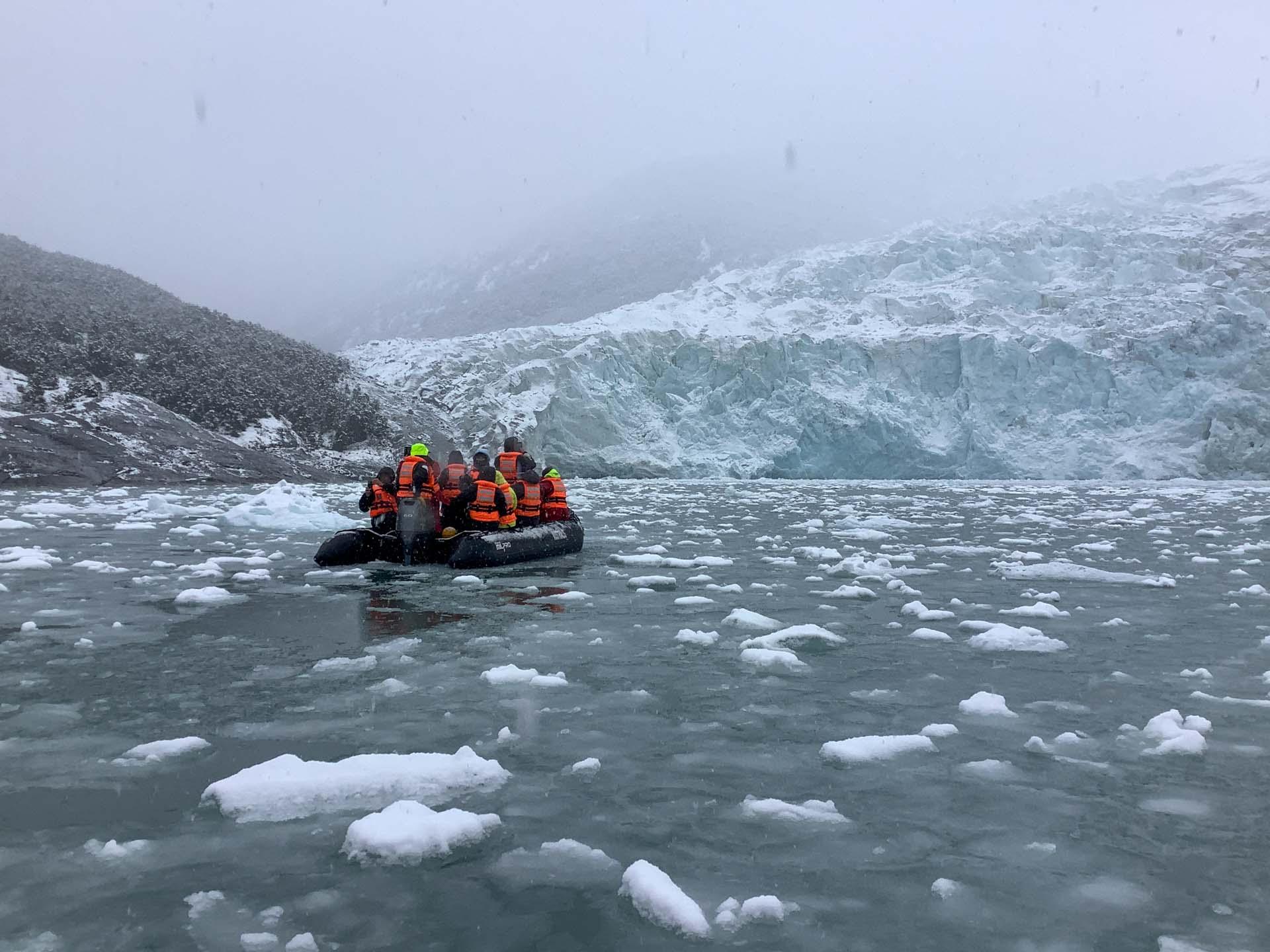 Approche en zodiac du Glacier Pia © Hervé Moreau