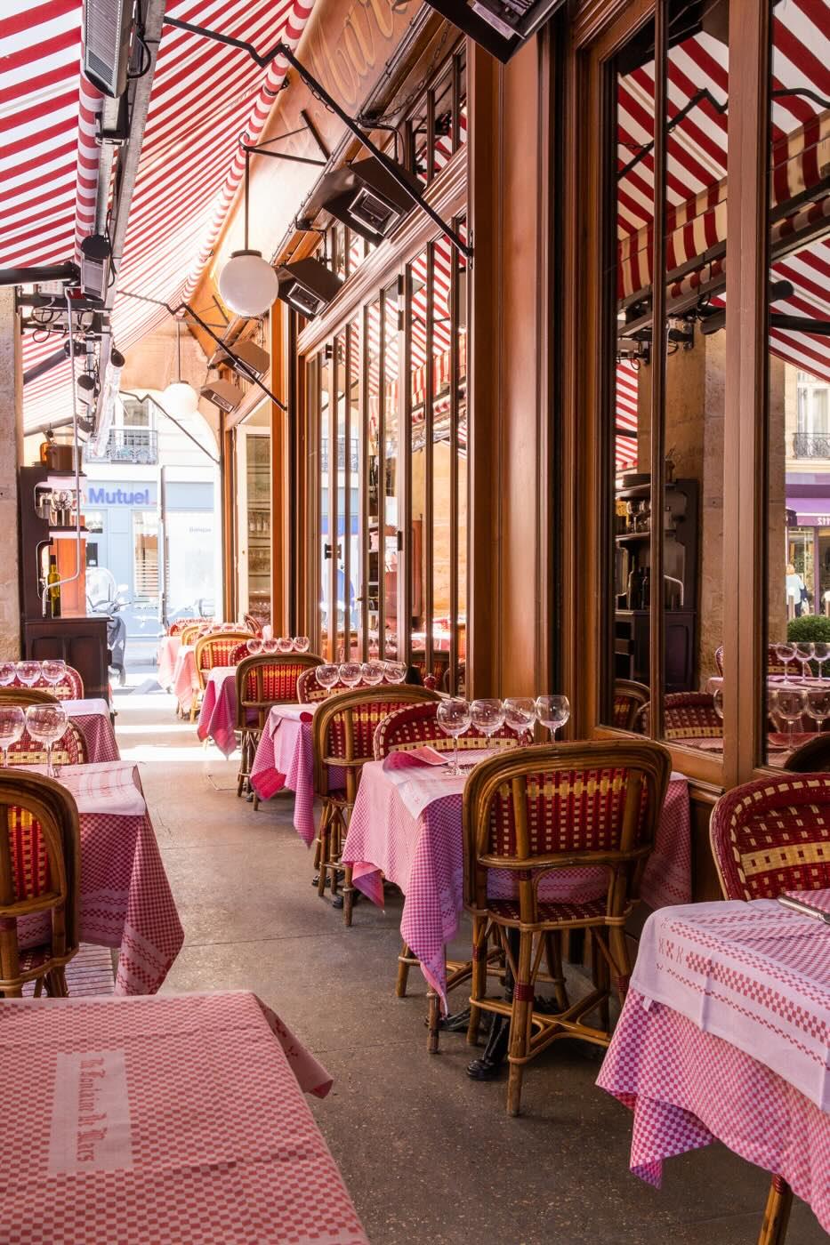 Profiter de la terrasse du restaurant La Fontaine de Mars © La Fontaine de Mars