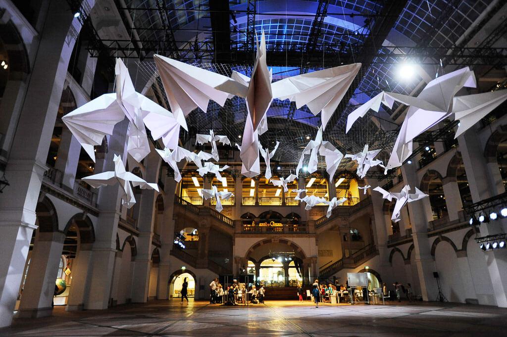 Exposition consacrée à l’origami dans l’immense hall du Tropenmuseum | © Tropenmuseum