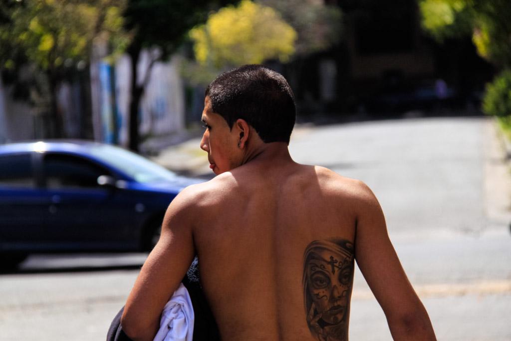 Jeune tatoué dans les rues de la Boca | © Cédric Aubert
