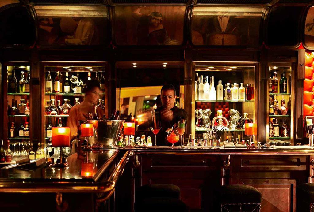 Barman en action dans le très chic et feutré Bar Churchill, le mythique bar de la Mamounia | © La Mamounia