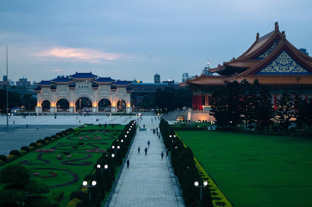 Le mémorial Tchang Kaï-chek à la tombée de la nuit | ©  Flickr CC - Jirka Matousek - http://flic.kr/p/f39ir5