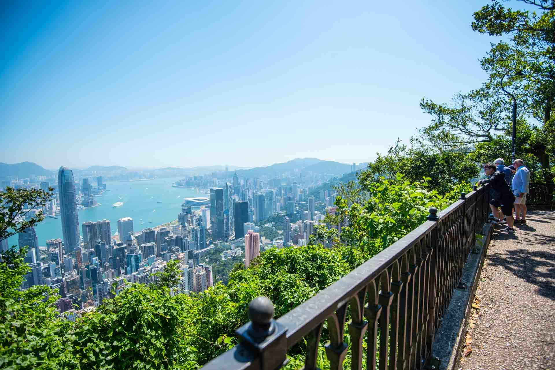 Lugar Road sur le Victoria Peak surplombe le centre © HKTB