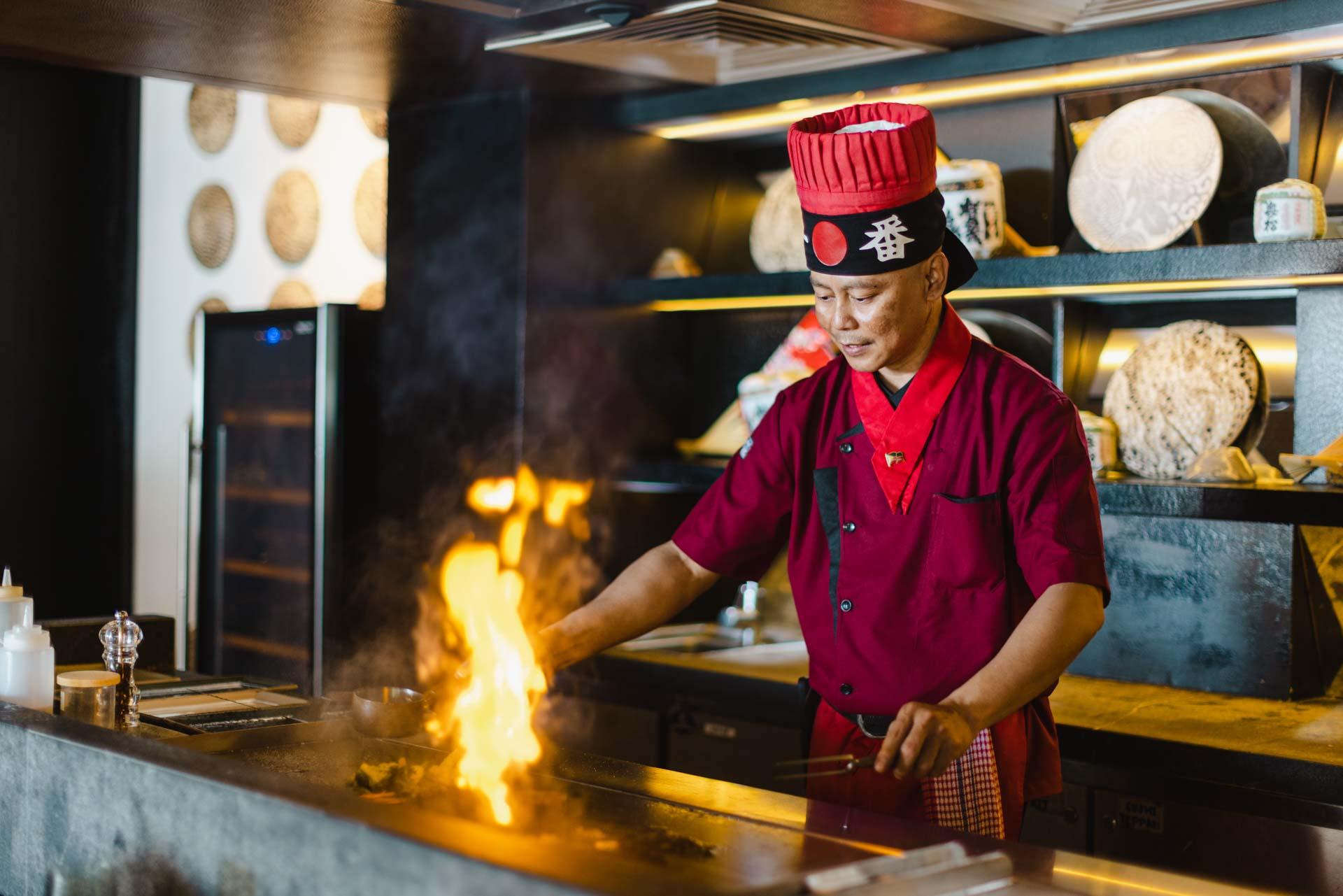 Avoir le spectacle d’un dîner tappanyaki à l’Intercontinental Maldives Maamunagau Resort