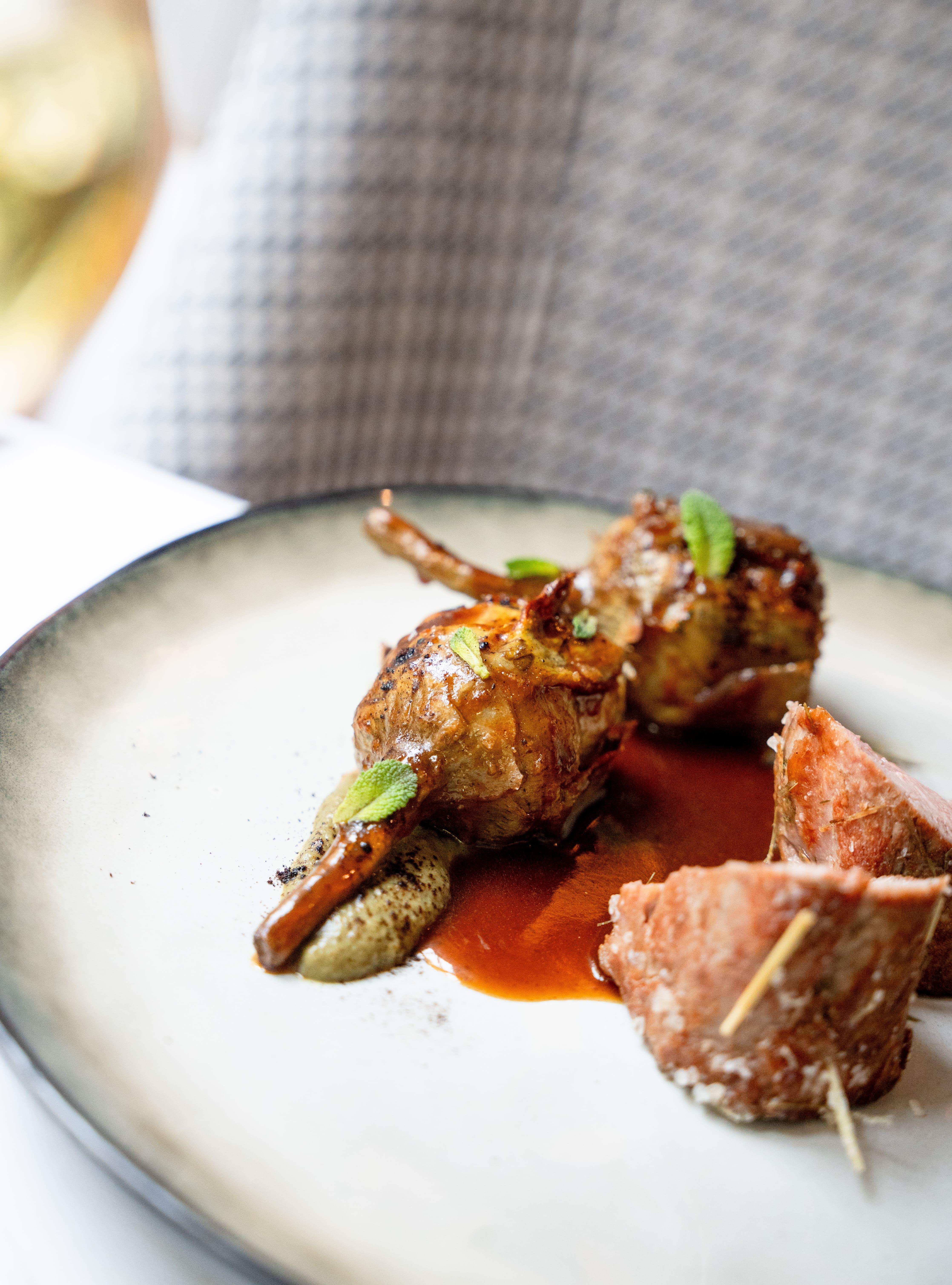 La volaille ou pigeon au jus selon arrivage © Tosca 