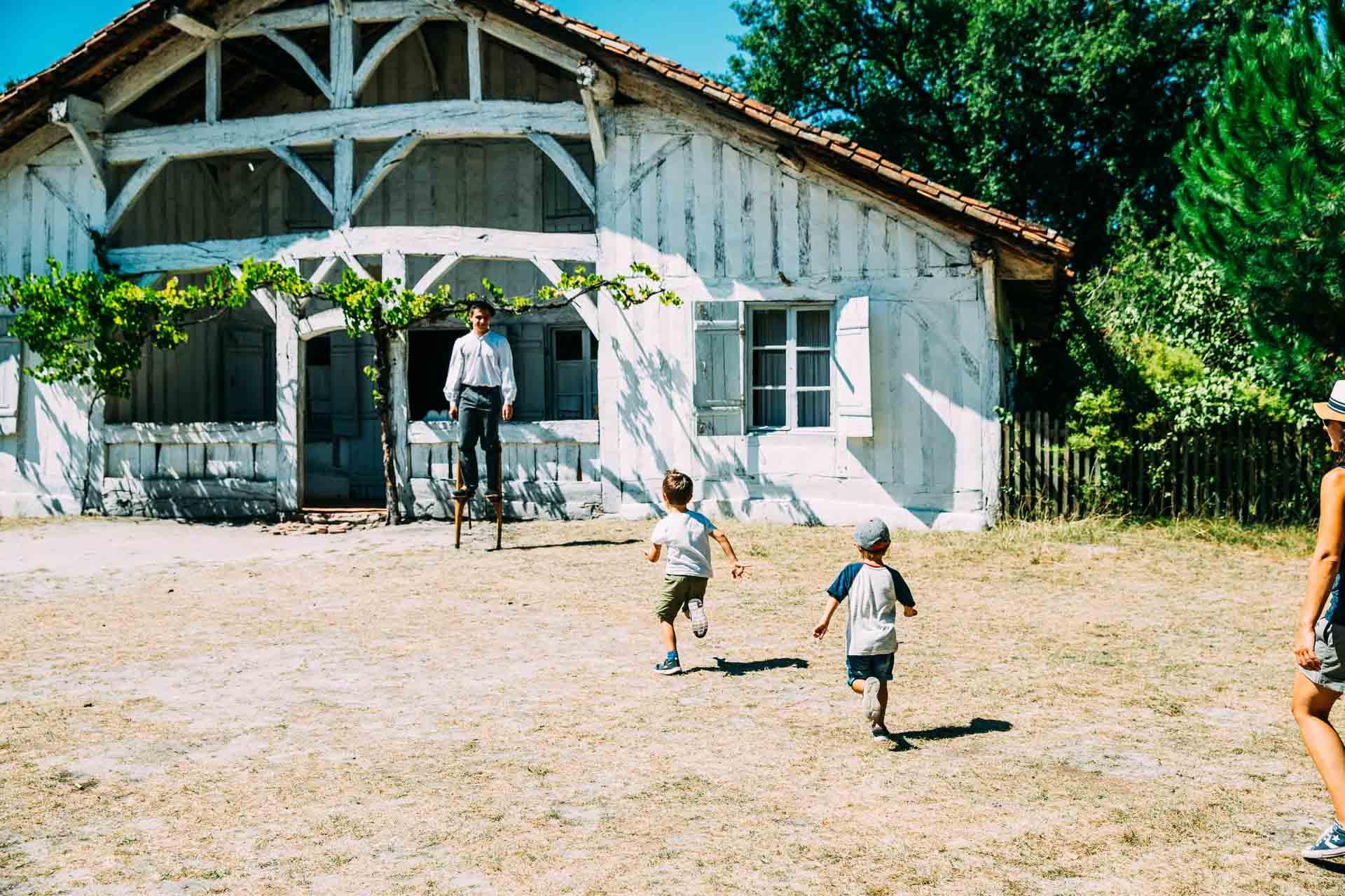 Les enfants regardent avec curiosité les échassiers à l’écomusée de Marquèze ©Sébastien Chebassier