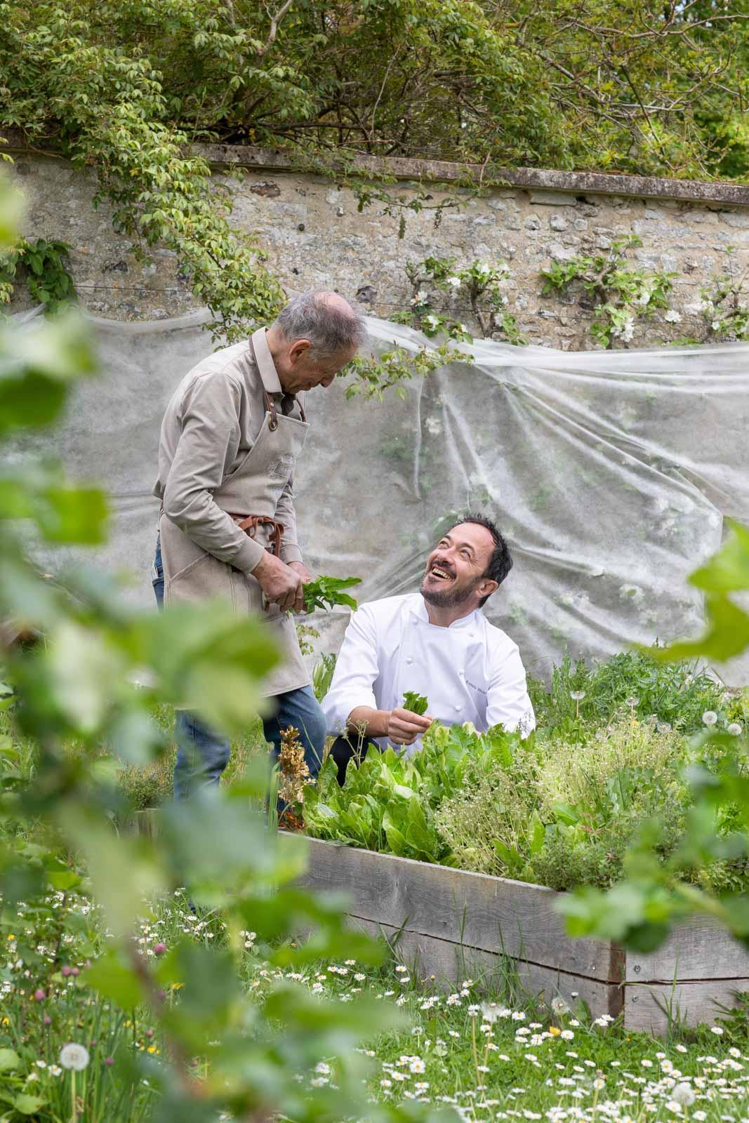 Romain Meder et le jardinier du Domaine de Primard © Philippe Vaurès Santamaria
