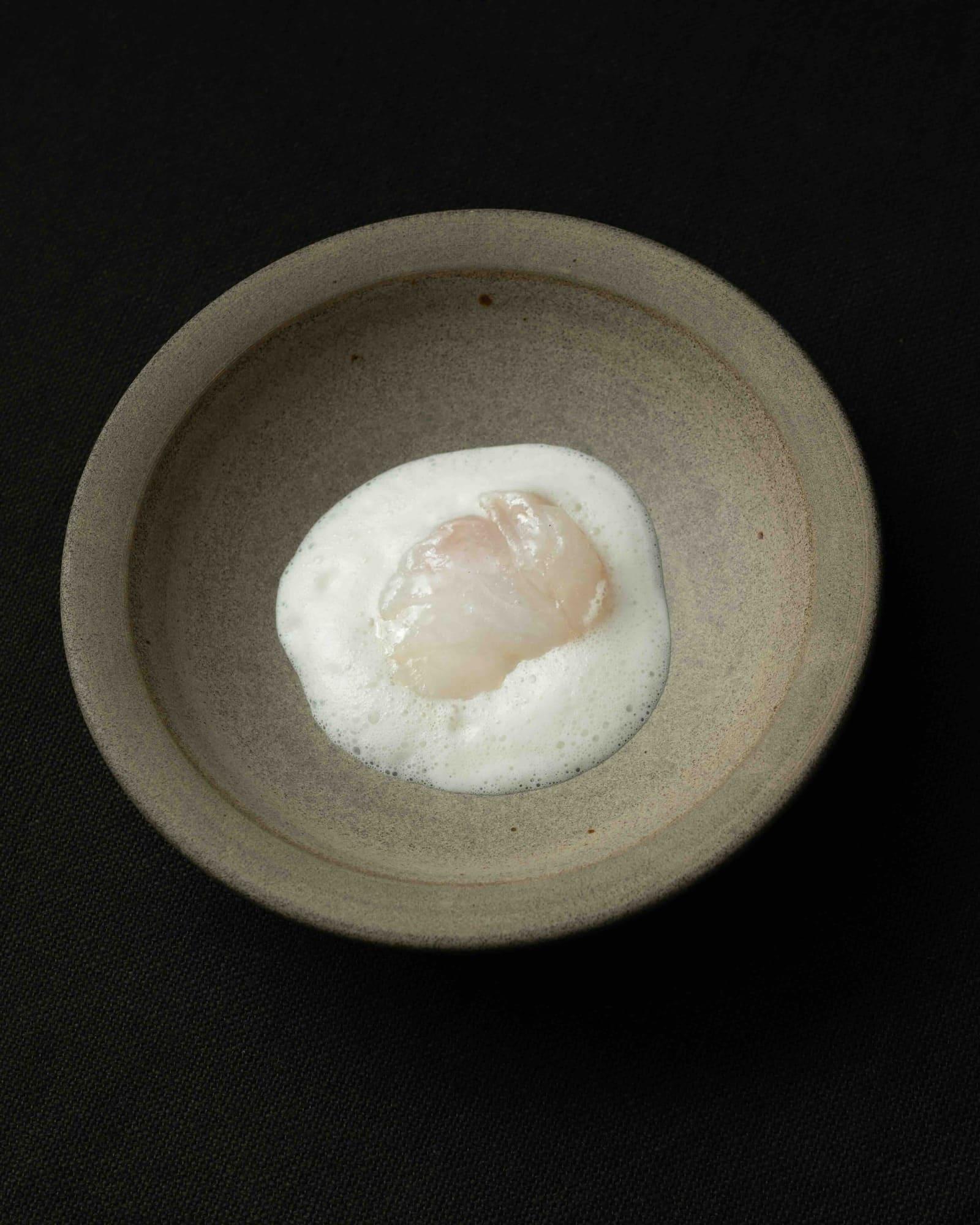 Le cabillaud et sa mousse de lait fumé © Eme 