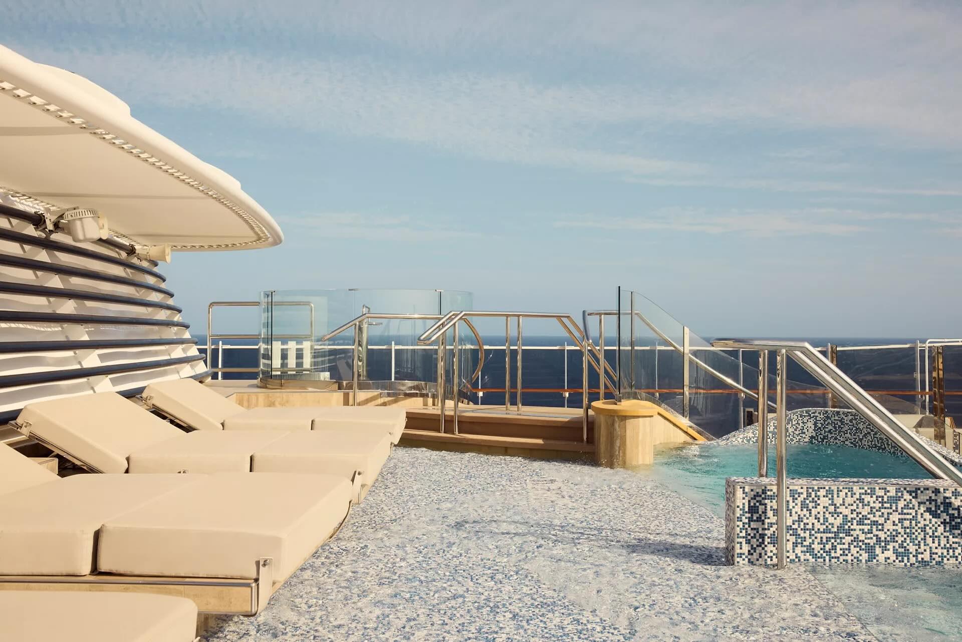 La piscine du navire © Explora Journeys