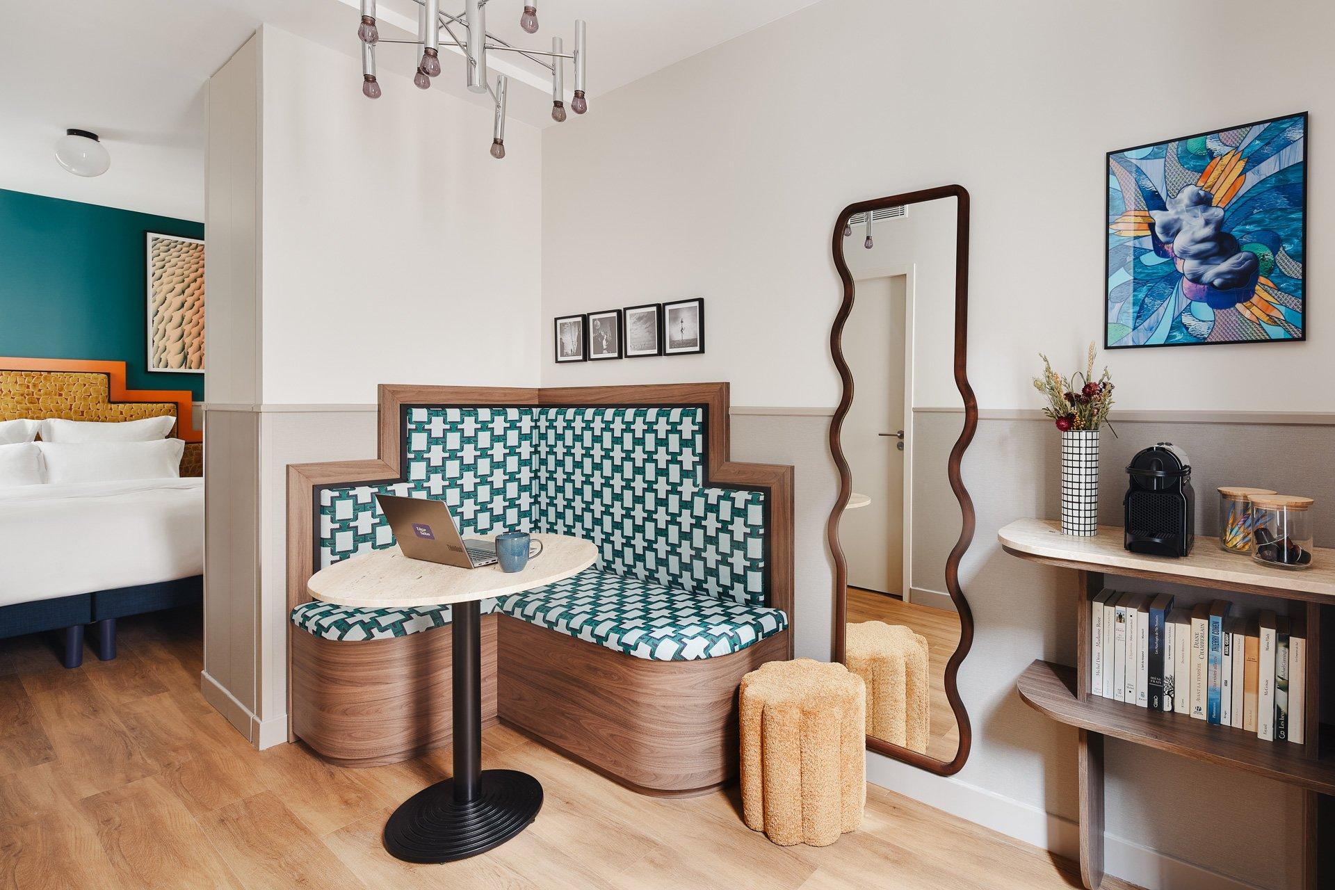 Intérieur lumineux d’un appartement © Edgar Suites Paul Albert avec coin salon et décoration colorée.