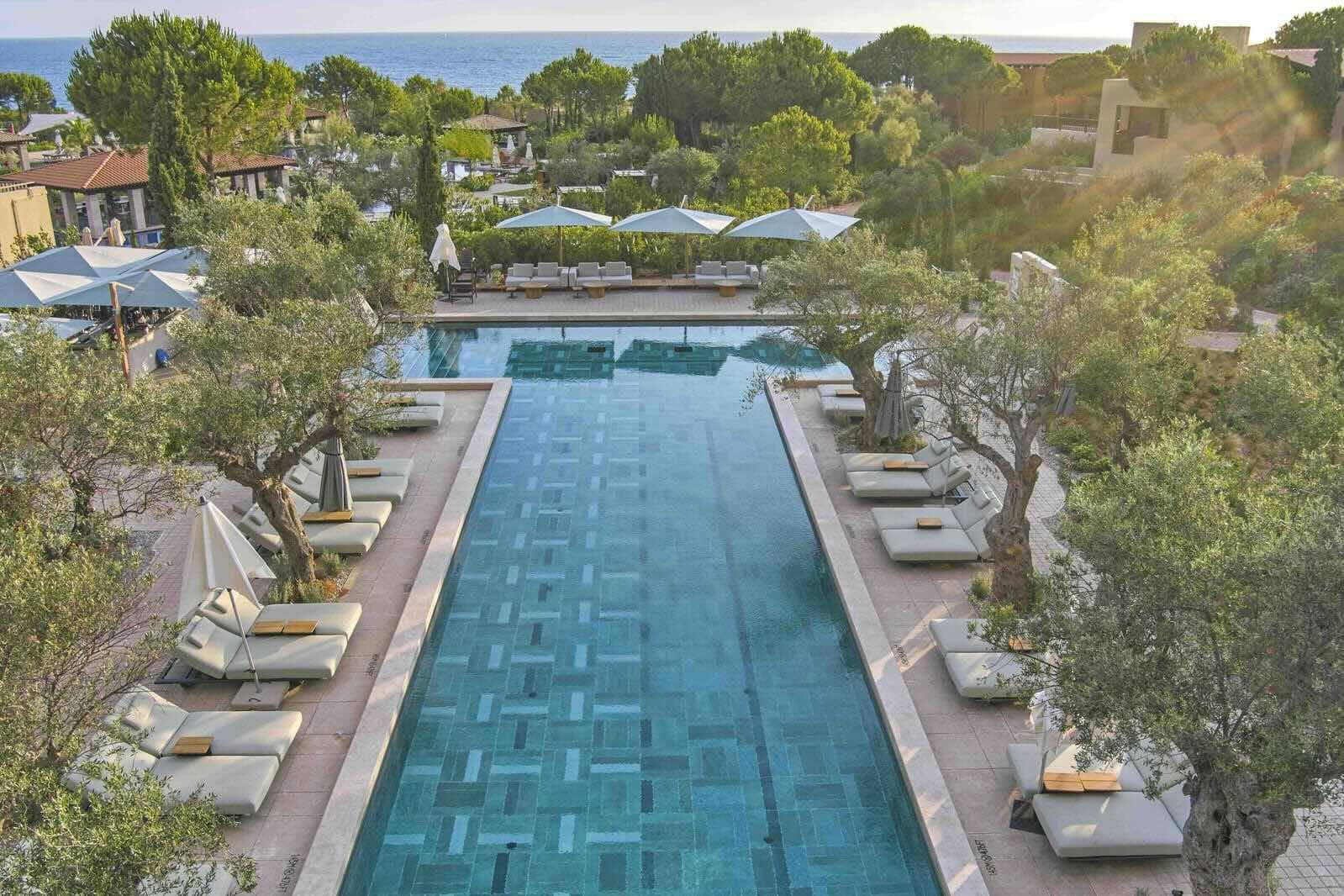 Une des nombreuses piscines de l’hôtel de luxe © The Romanos 