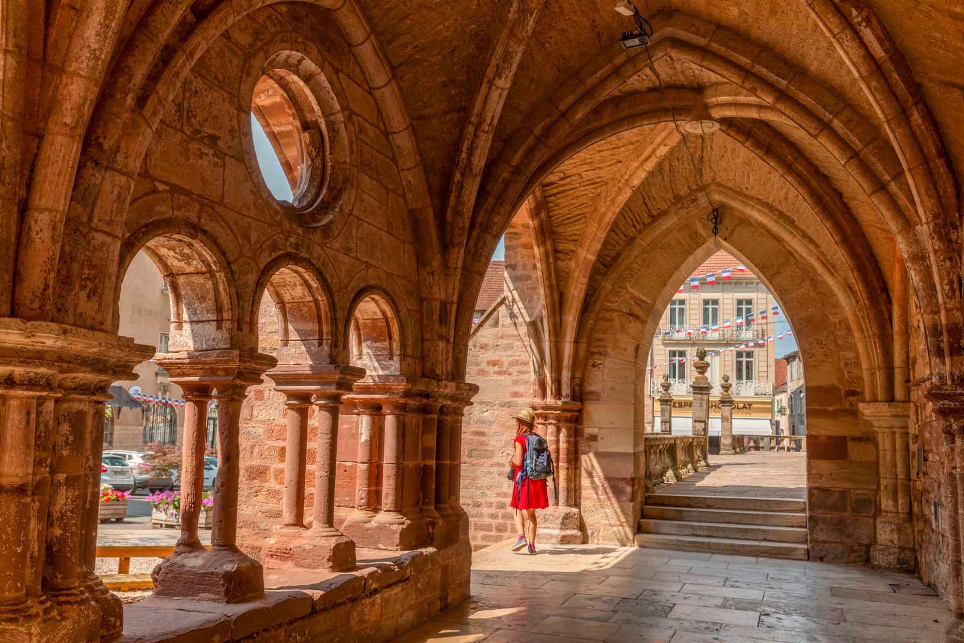 L’ancien cloitre de l’abbaye de Luxeuil, en grés rouge des Vosges © Itinera Magica