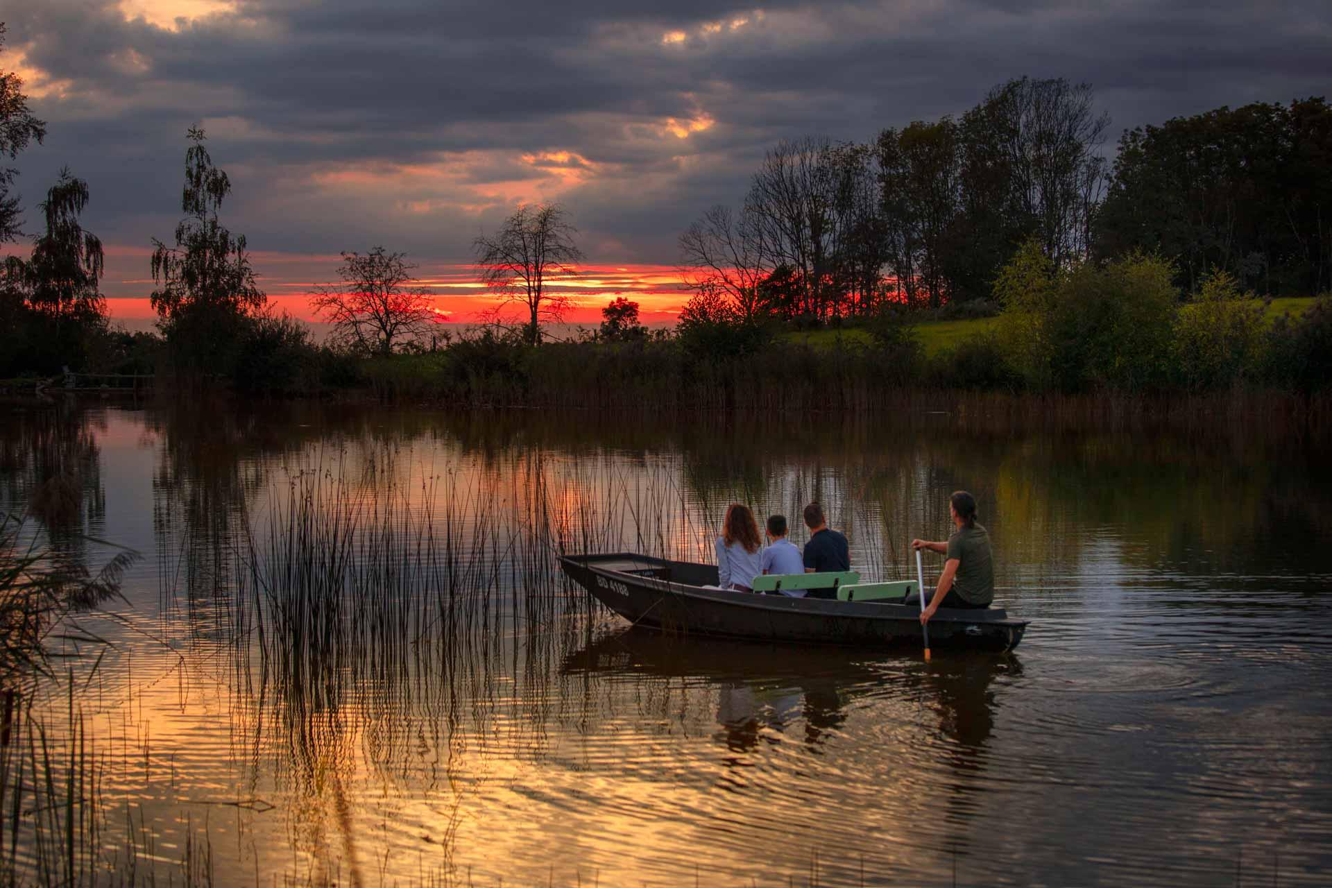 Parenthèse romantique en barque © Nicolas Gascard pour Bourgogne-Franche-Comté Tourisme