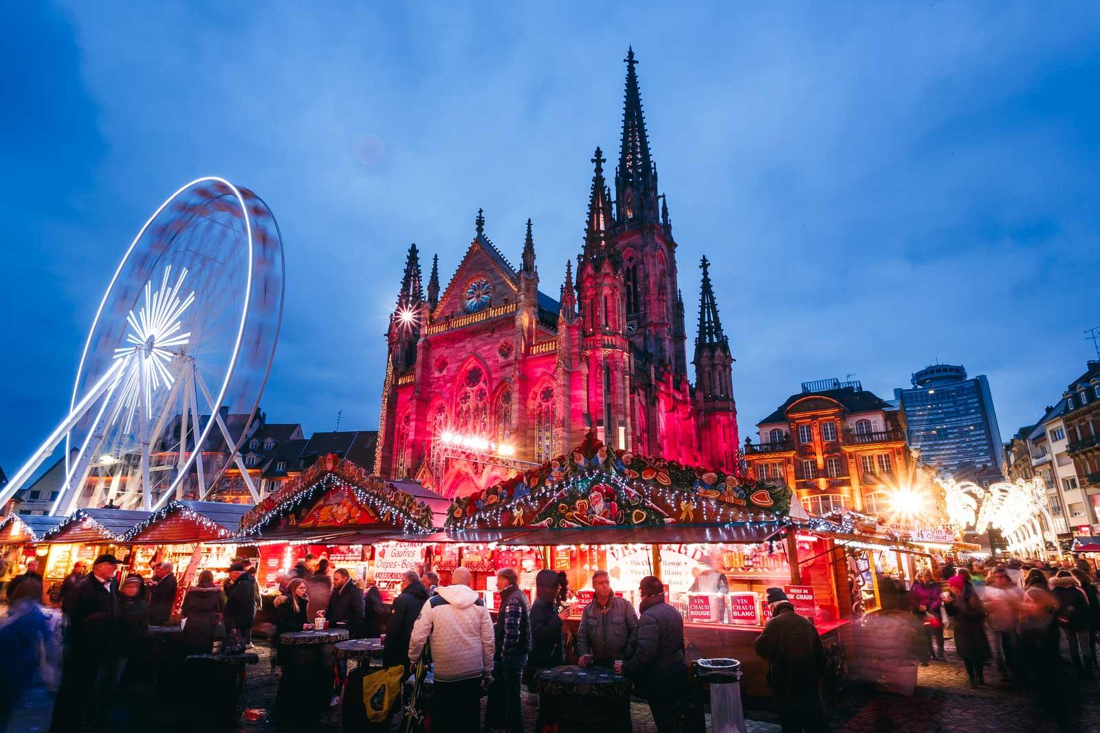 Le marché de Noël de Mulhouse devant la cathédrale © Nis&For