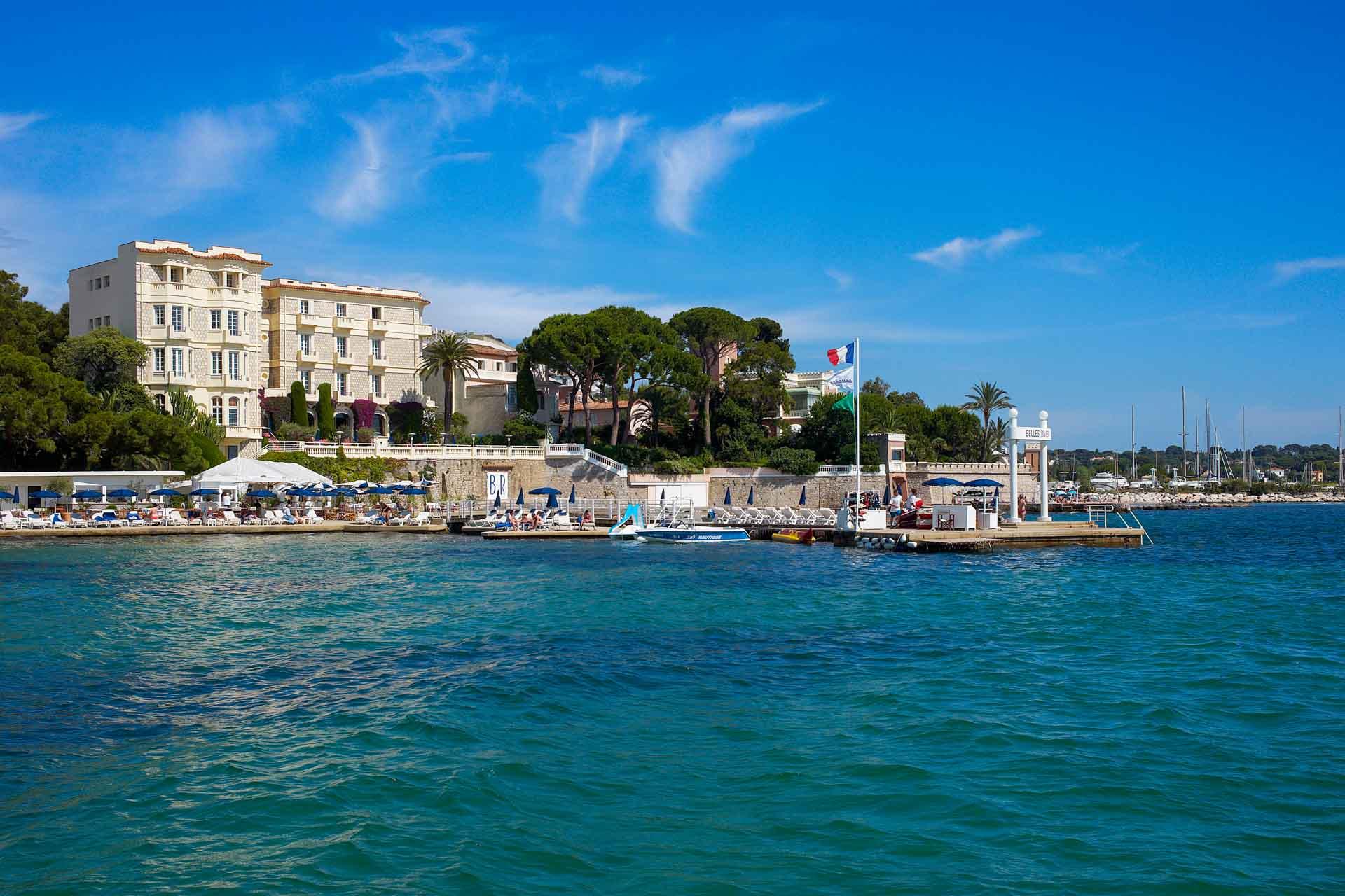 Les pieds dans l’eau, l’Hôtel Belle Rive