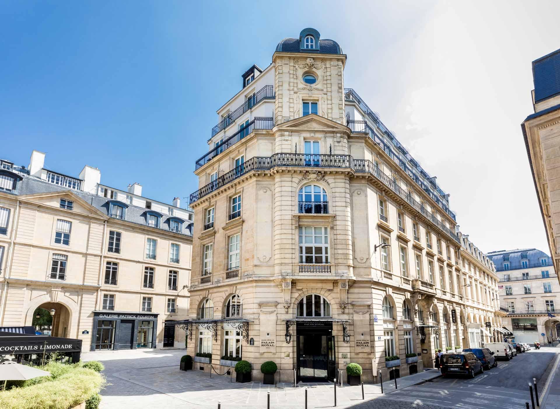 La rue et la place de Valois avec le Grand Hôtel du Palais Royal © DR