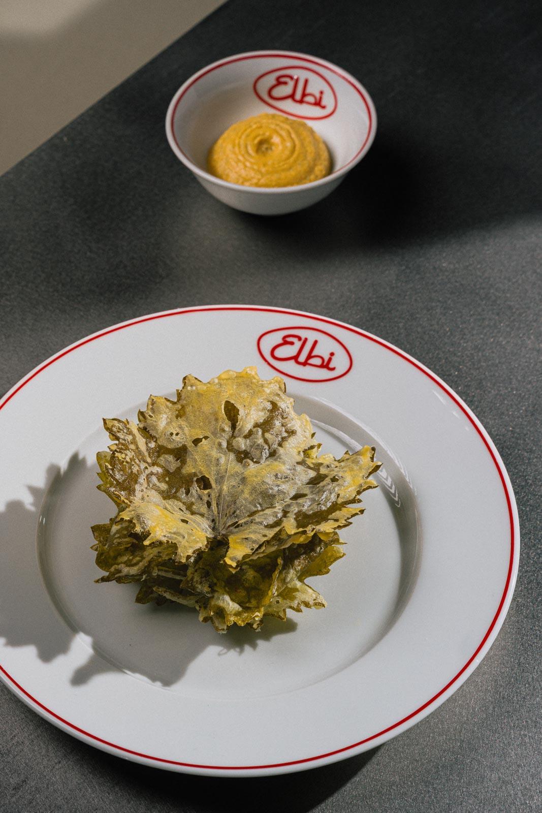 Feuille de vigne en tempura et condiment pois chiche