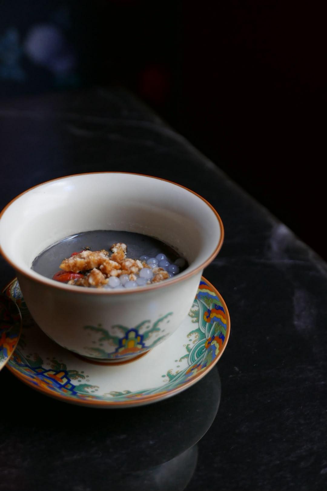 Flan d’amande à la chinoise, sésame noir, au nouveau restaurant Bund à Bourse, Paris 2e © DR