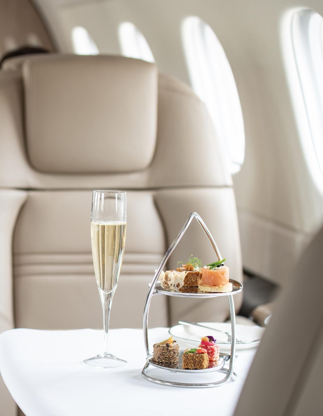 Le tea service à bord du Praetor 600 Driftwood Champagne © Flexjet