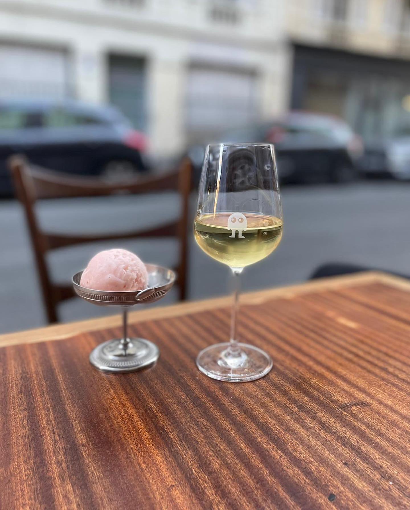 Les glaces Folderol accompagnées d’un verre de vin © DR