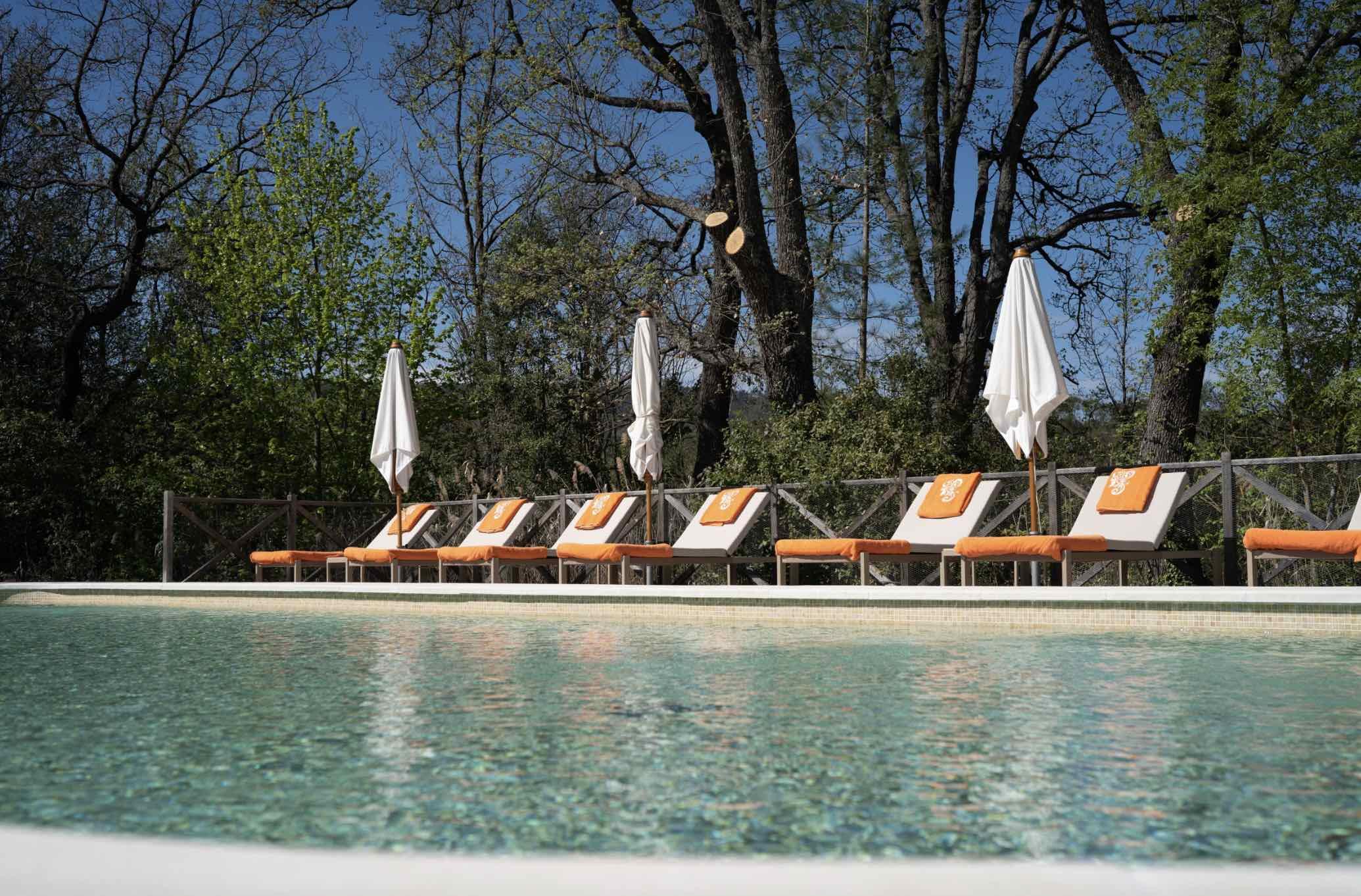 La piscine extérieure du domaine © Fonscolombe
