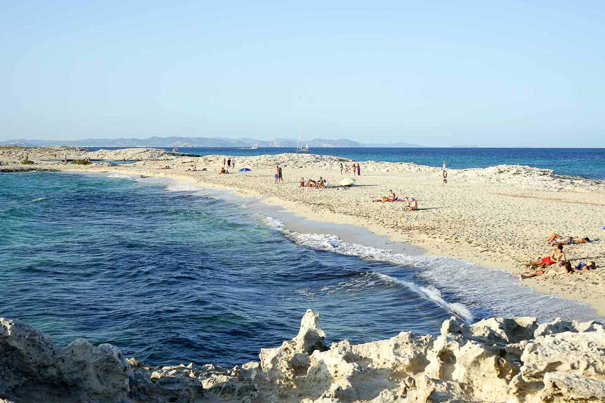 La plage de Ses Illetes, bordée de part et d’autre par la Méditerranée © MB | YONDER.fr