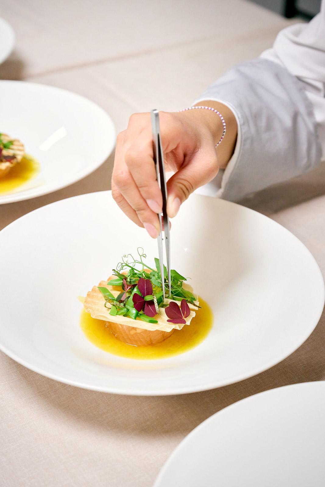 Fraicheur de petits pois et abricots saumon confit © Caspar Miskin