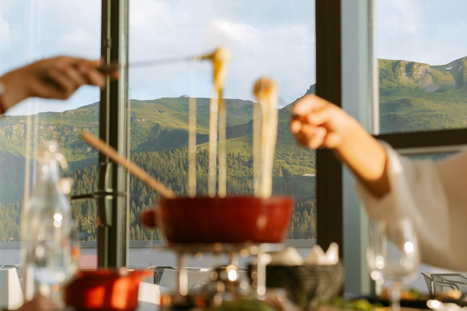 Autour d’une fondue, un moment convivial à partager © Club Med