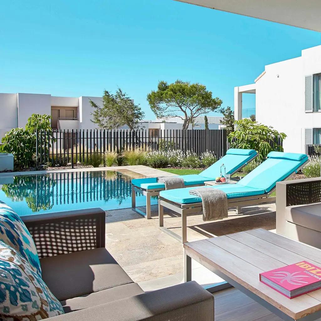 Garden pool sunbed resort © Site officiel de l’Hôtel 7pines Ibiza