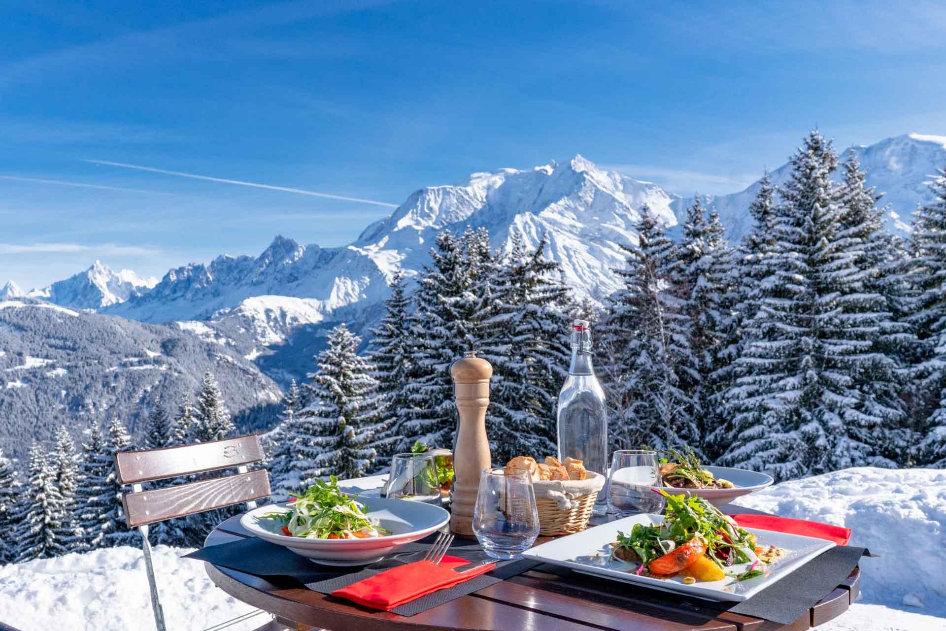 La gastronomie est à l’honneur sur les pistes, avec, bien sûr, la vue sur le Mont-Blanc © Boris Molinier