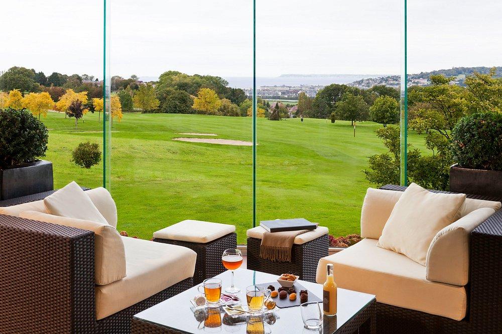 Un petit moment de détente au bar après une journée sportive © Barrière 
