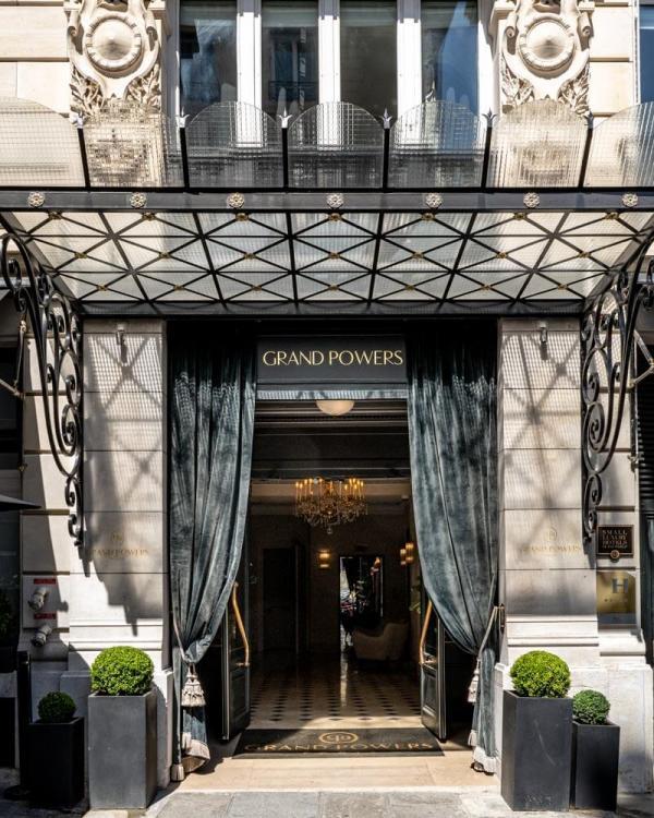 La façade haussmanienne de l’Hôtel Grand Powers © Simon