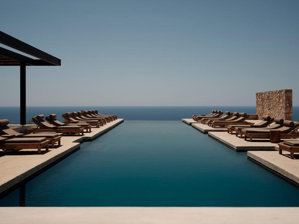 Une des piscines à débordement de l’hôtel cycladique © Gundari Resort
