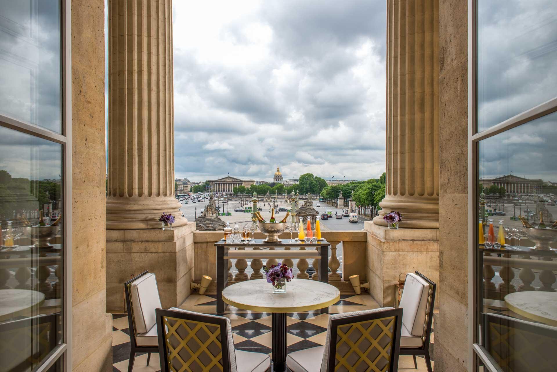 Le Salon Marie-Antoinette et sa terrasse sur la place de la Concorde © Hôtel de Crillon, A Rosewood Hotel