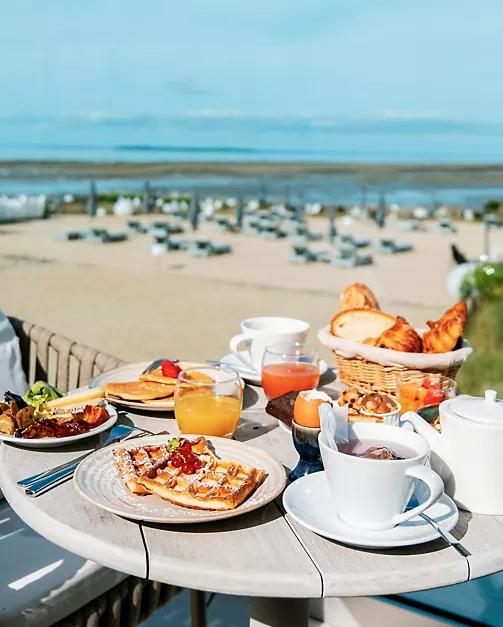 Petit déjeuner au bord de l’océan © La Grande Terrasse