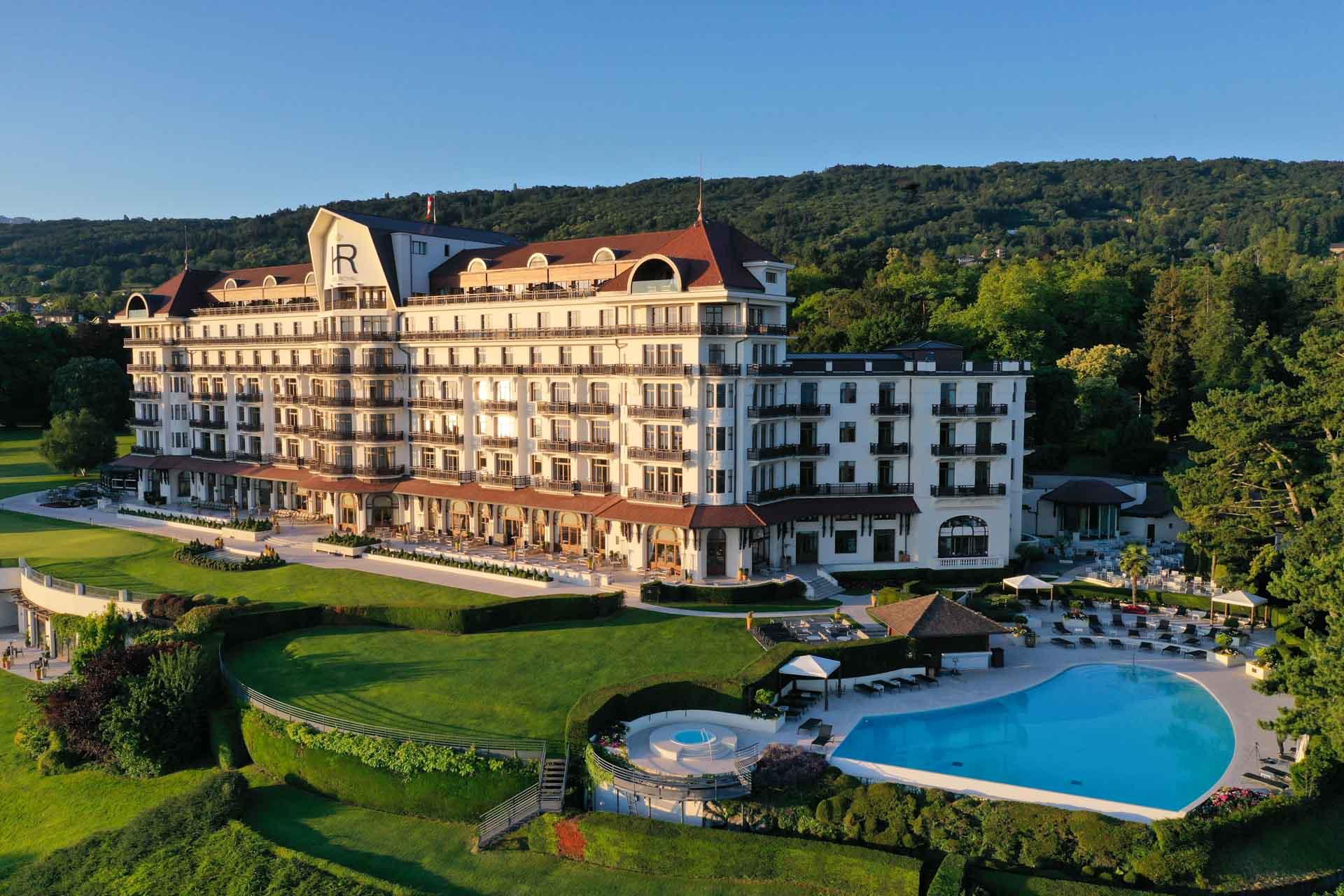 L’Hôtel Royal et sa piscine extérieure face au lac © Edouard Guibaud