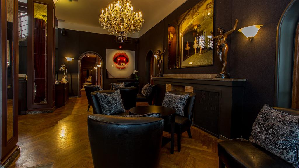 Le lobby est très confortable avec ses larges fauteuils et sa cheminée | © Hotel St. Petersbourg
