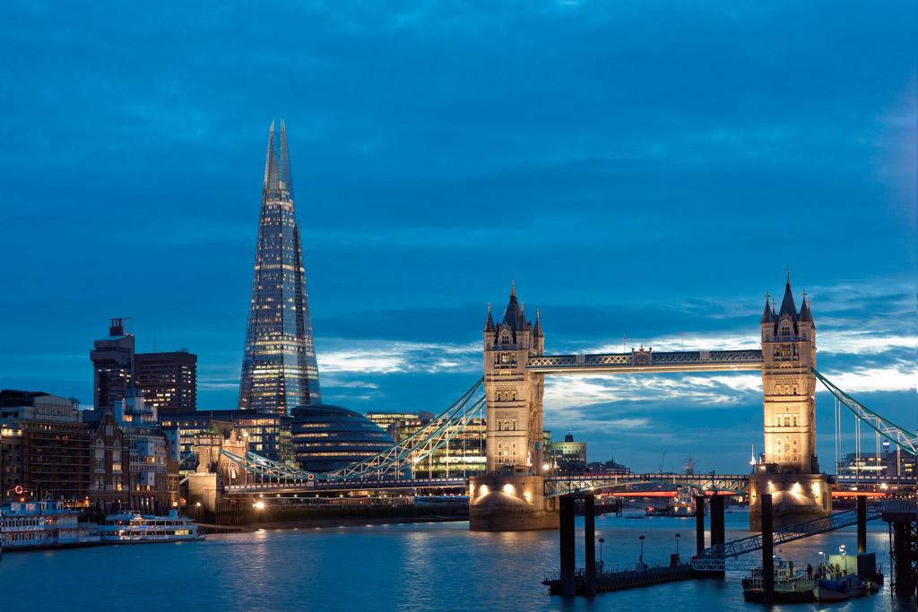  The Shard, la plus haute tour du pays, avec au premier plan le célèbre London Bridge | © 2014 Shangri-La International Hotel Management Ltd.