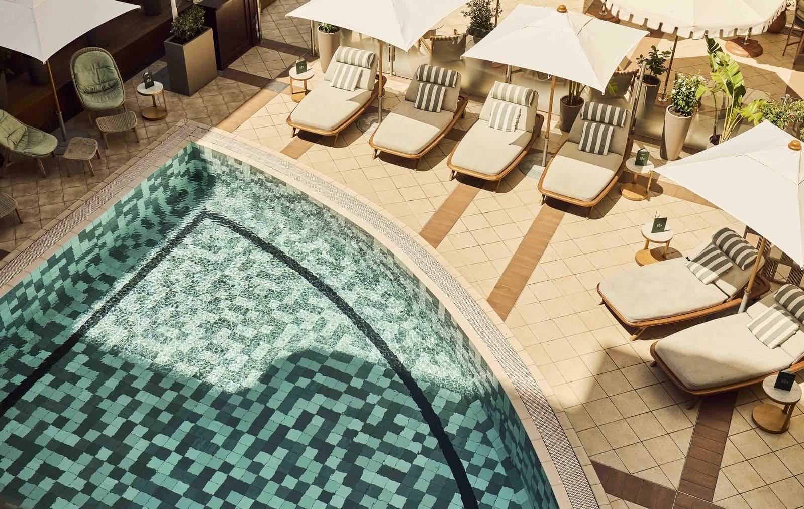 La piscine extérieure de l’hôtel © Hospitality Builders 