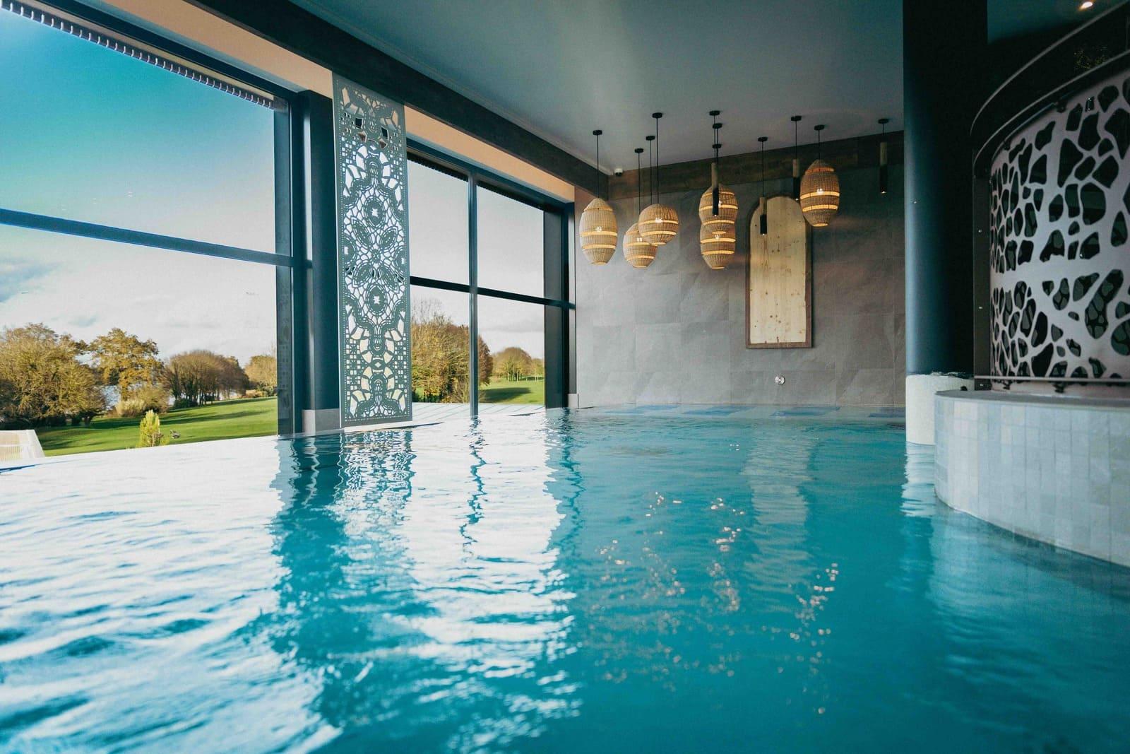 La piscine intérieure de l’espace bien-être © Hôtel Roi Arthur 