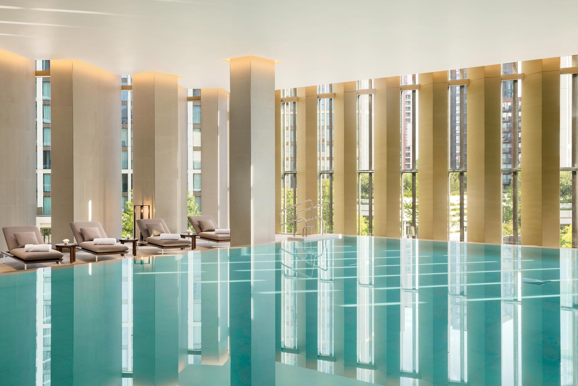 La grande piscine intérieure de l’hôtel 