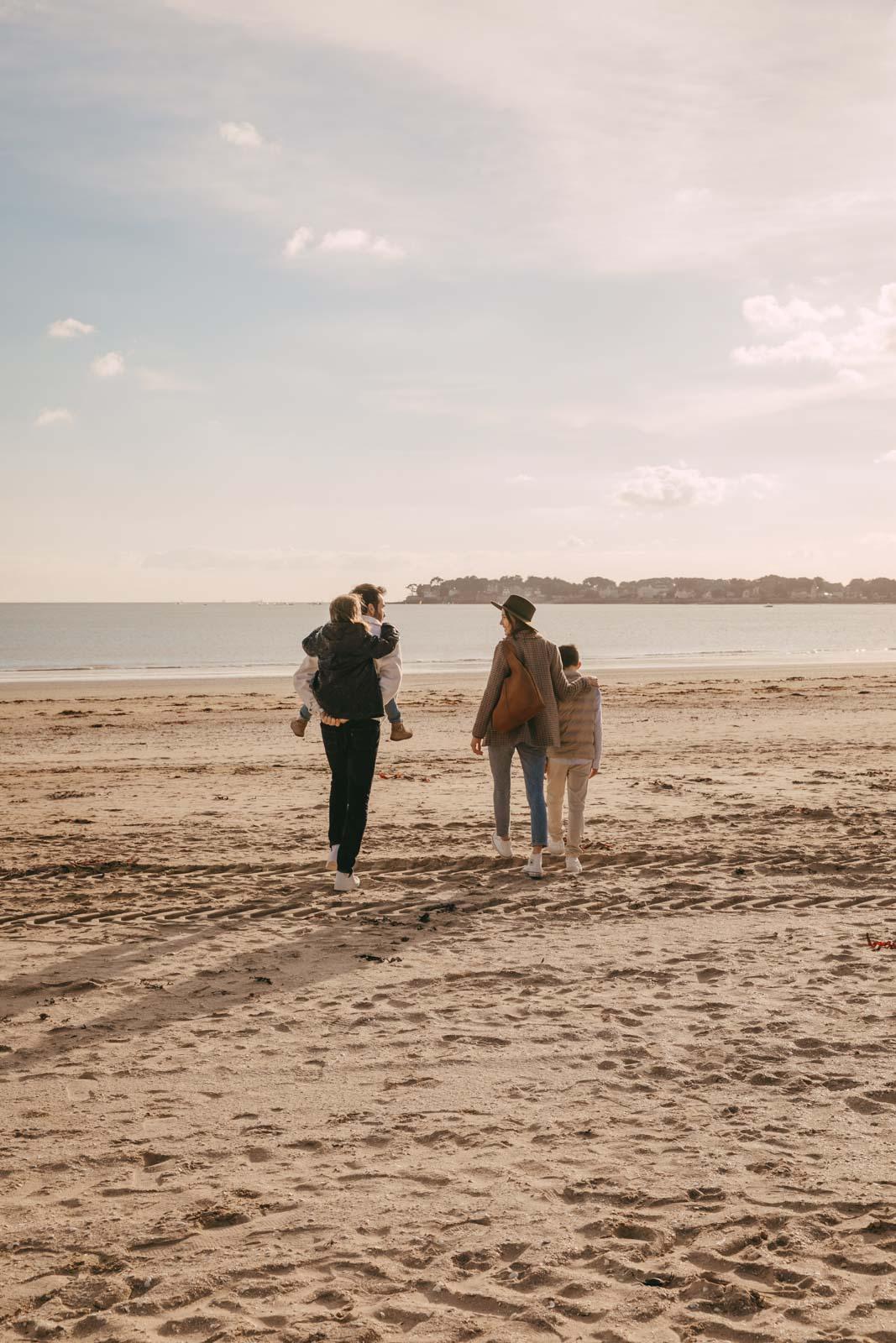 Se promener en famille sur la plage face à l’Hôtel Barrière L’Hermitage La Baule