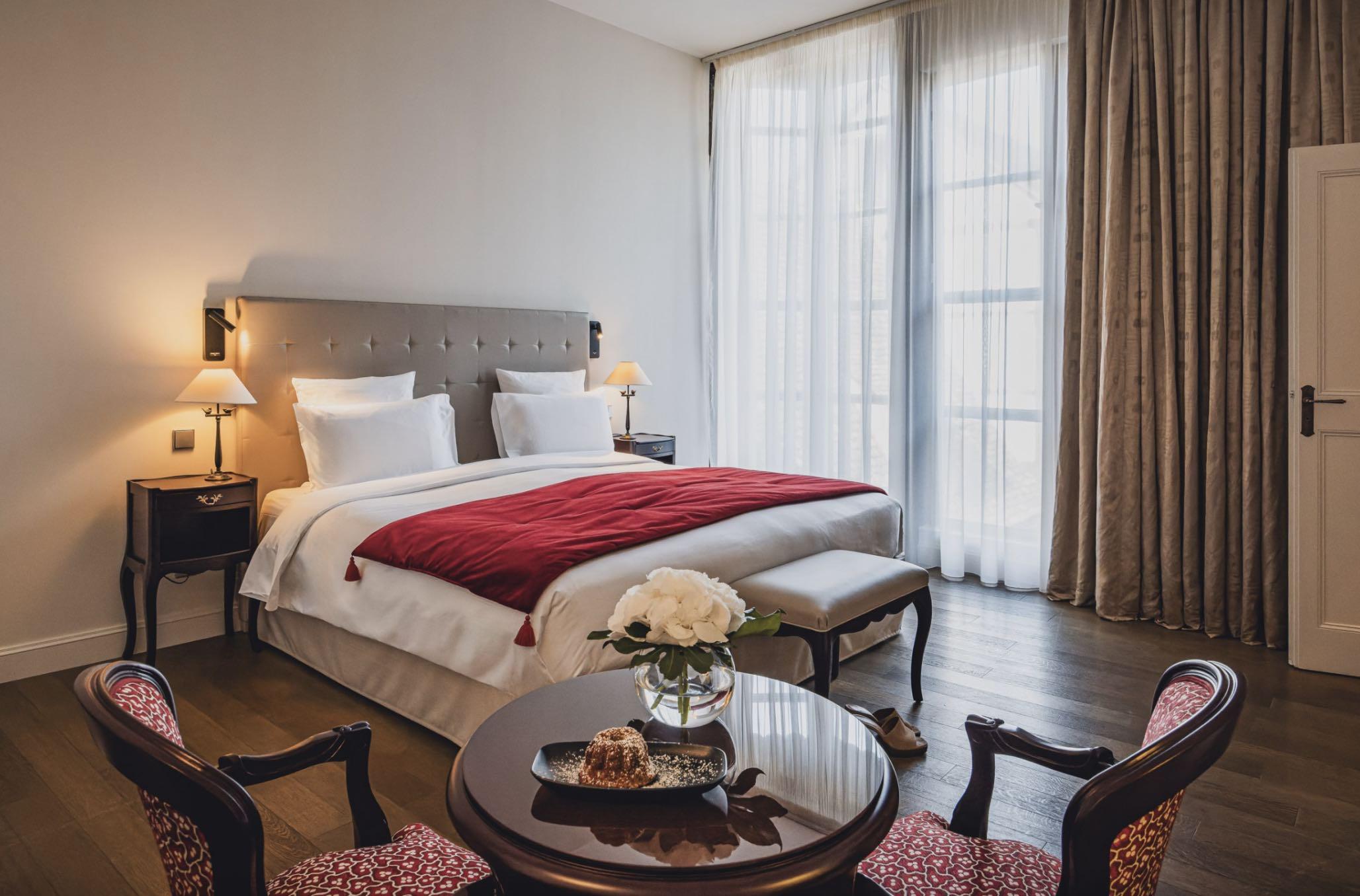 Une chambre Deluxe de l’hôtel 5 étoiles à Strasbourg © Hôtel La Cour du Corbeau Strasbourg