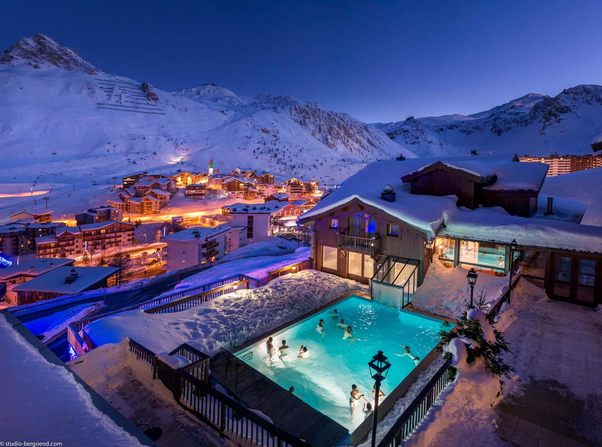 Hôtel Village Montana — piscine extérieure © Studio Bergoend