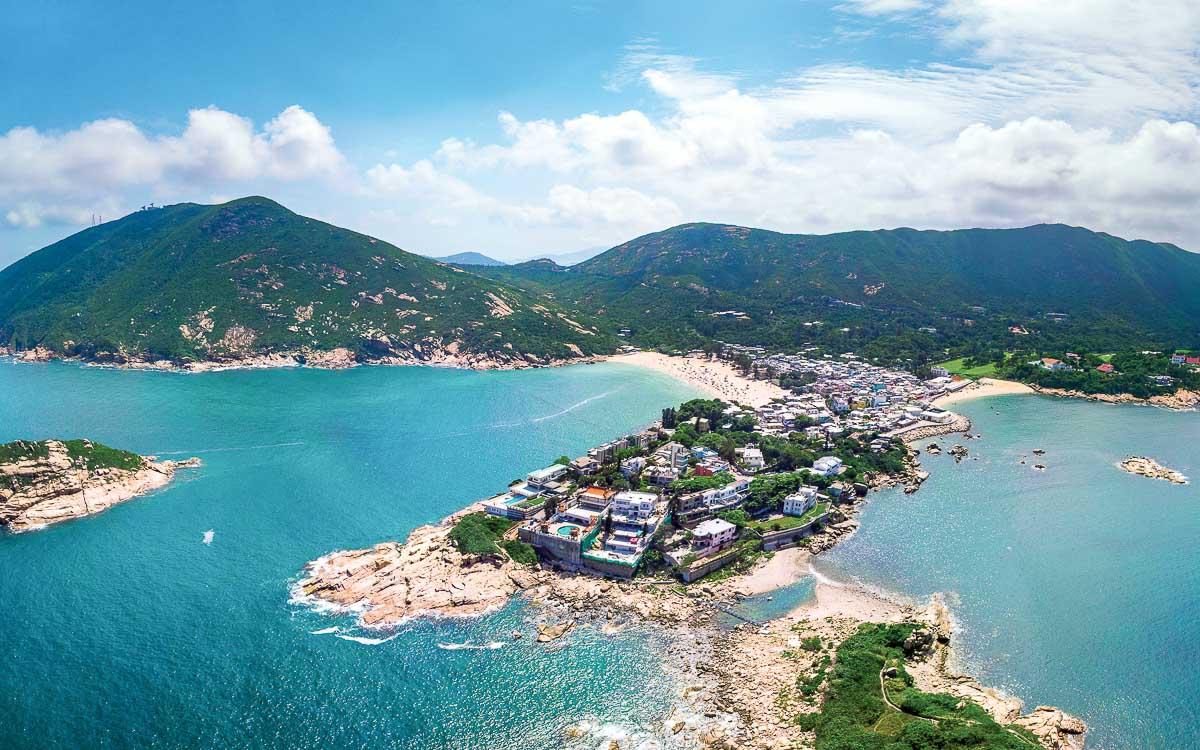 Vue sur Shek O et le Dragon’s Back depuis la mer © DR