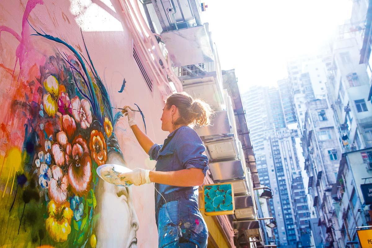 L’artiste Elsa Jean de Dieu à à l’œuvre dans les rues de Hong Kong © DR