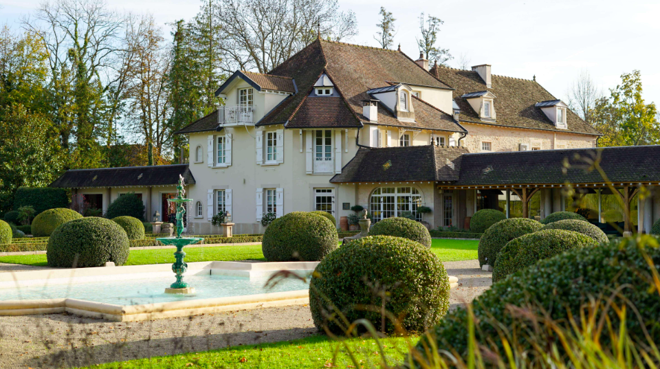 L’extérieur de l’hôtel © Hostellerie de Levernois 