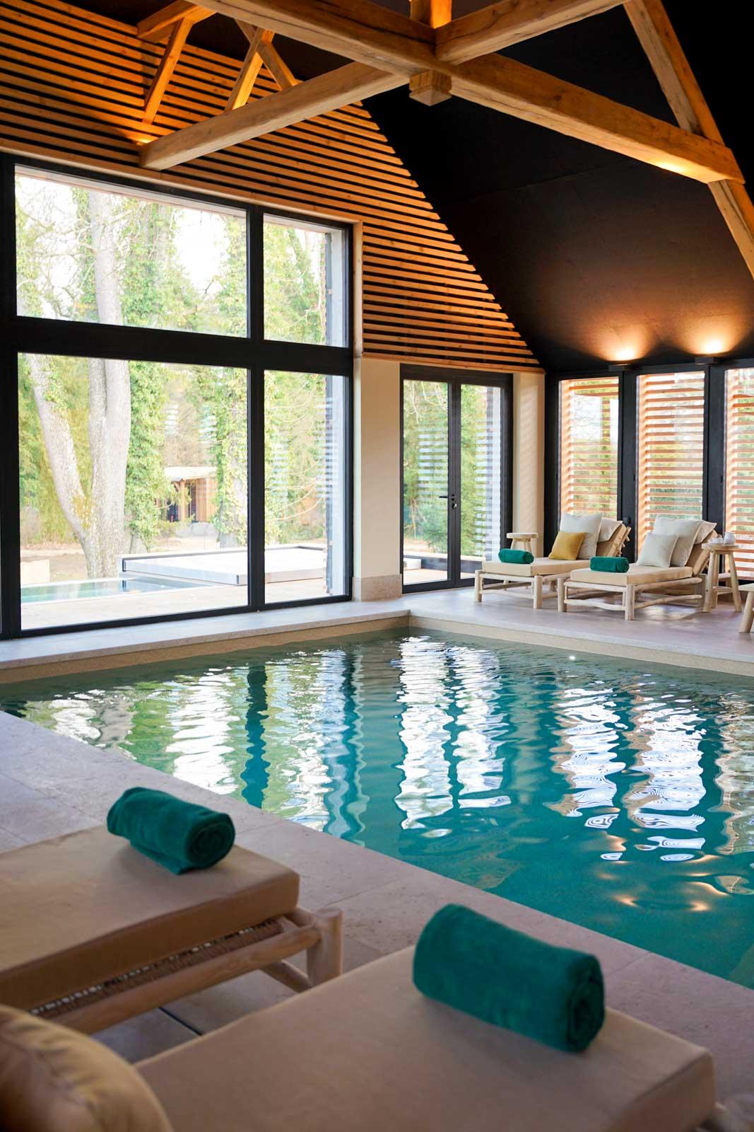 La piscine intérieure de l’hôtel © Maison Kalos 